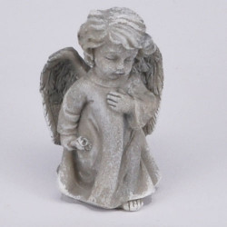 Figurita Angelito resina color piedra-gris. Altura: 8,5 cm. Apariencia figurita piedra