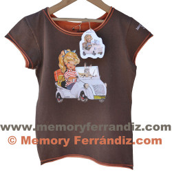 Camiseta "Biscuter". Dibujos frontal y dorsal.Color marrón. Tallas: INFANTIL