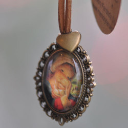 Medalla bronce ovalada  con cristal lupa 2x3 cm. Imagen "Virgen ventana". Cinta de ante camel y mini corazón dorado.