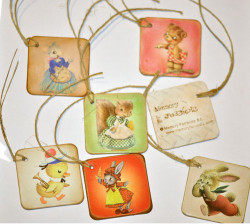 Placas mini 6 x 6 cm. Set 6 placas mini "PASCUA" con cordel rústico