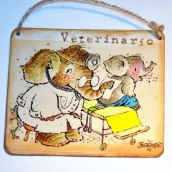 Placa puerta vintage cartón maché. 12,4 X 11 cm, con cordel. Elefante "VETERINARIO"