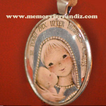 Medallón plateado con cristal lupa 30 x 40 mm. "Virgen gótica plateada". En cajita de regalo