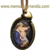 Medallón bronce con cristal lupa 30 x 40 mm ."Virgen trenza" con cinta de ante y corazón dorado. En bolsita.