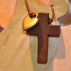 Accesorio cruz de madera y corazón dorado o plateado