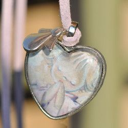 Medalla corazón plateado con cristal lupa: 2'5 cm . Imagen "Angelito rezando".
