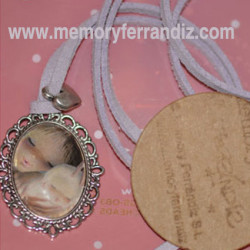 Medalla plateada ovalada 2x3 cm con cristal lupa. Imagen "Virgen lila".