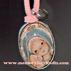 Medalla plateada ovalada con cristal lupa 2x3 cm. "Virgen gótica plateada"